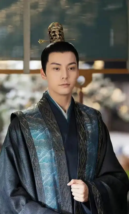 陈伟霆秀对镜自拍,手臂肌肉结实十分抢眼,麒麟臂太羡慕了_古装_表演