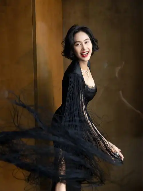 朱茵黑色高垫肩流苏裙风情万种韵味十足