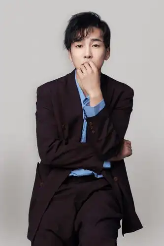 邹廷威写真曝光化身洒脱不羁复古绅士