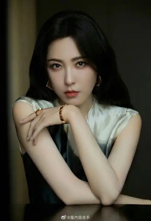 曾黎火烧云裙造型