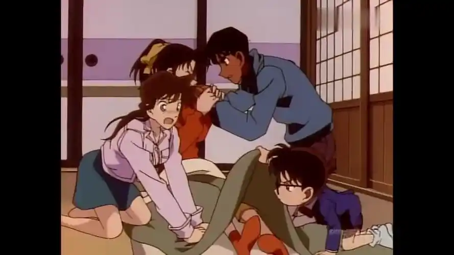 竟敢掀女孩子的裙子,小兰看了都生气!