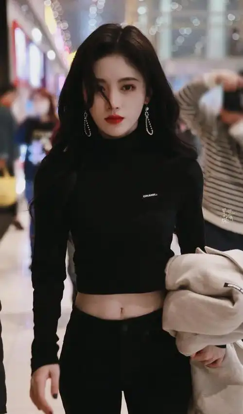 鞠婧祎为了秀腰太拼了大胆挑战黑色露脐装那腰围细得让人嫉妒