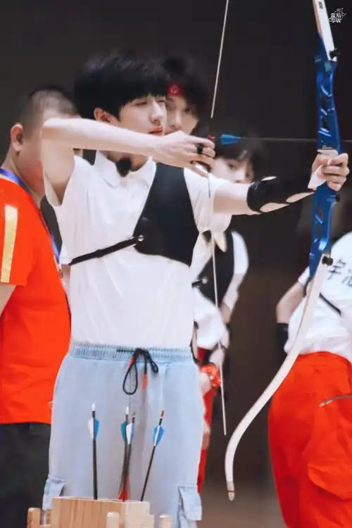 夏日运动会|帅哥射箭 待编辑@时代少年团-贺峻霖