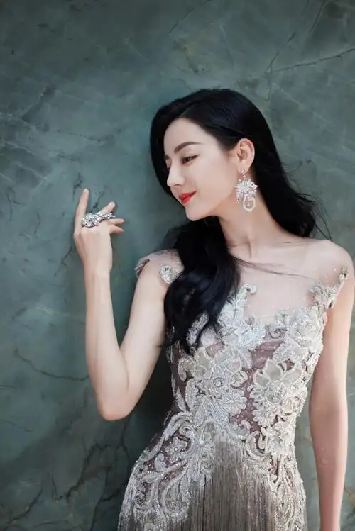 #迪丽热巴银色流苏裙##迪丽热巴碎钻流苏裙#