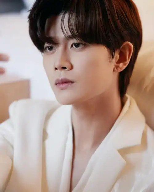 任嘉伦白衣少年