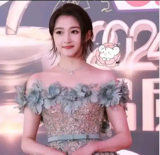 关晓彤参加活动时穿高定礼服被吐槽特别显老网友我觉得好看