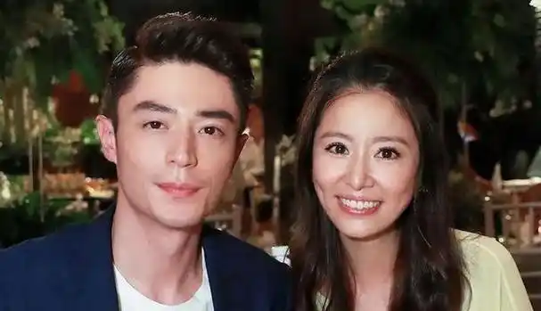 据传,有消息指出霍建华离婚后疑似精神状态受到严重冲击,令人担忧其