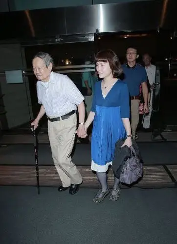 爆喜欢玩爷孙恋的十大明星年龄悬殊大的惊人