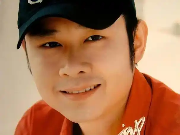 "刀郎老婆"朱梅近况:73元手提包暴露性格,难怪能陪伴刀郎30年