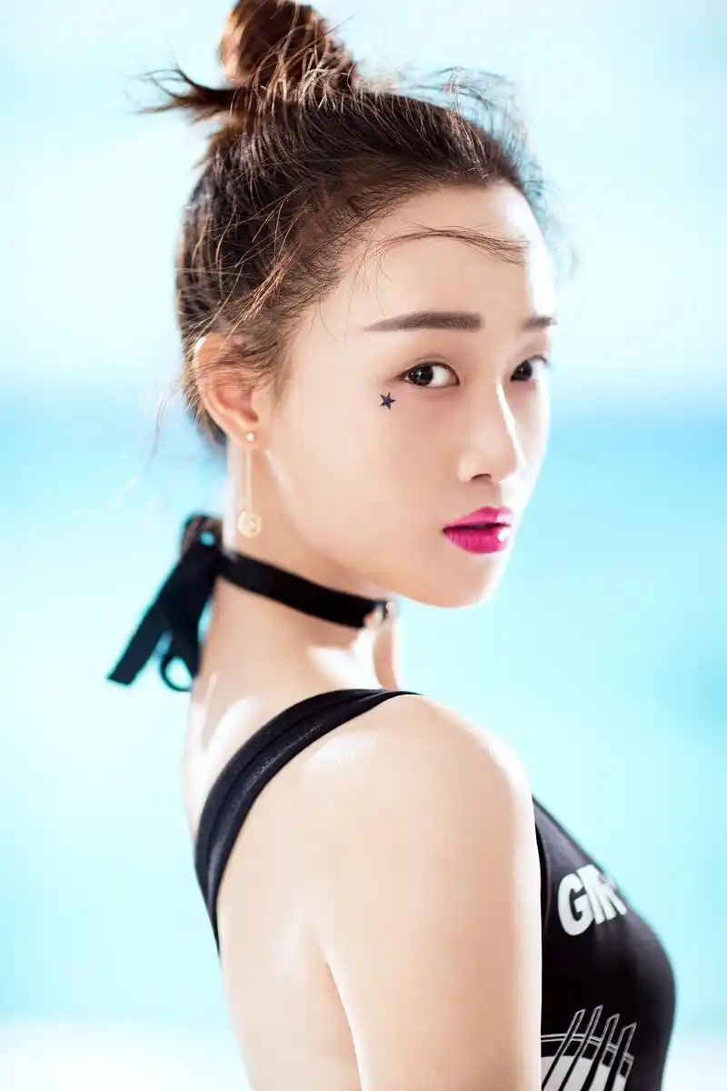 蓝盈莹登杂志微光运动大片 时尚俏皮原力满满