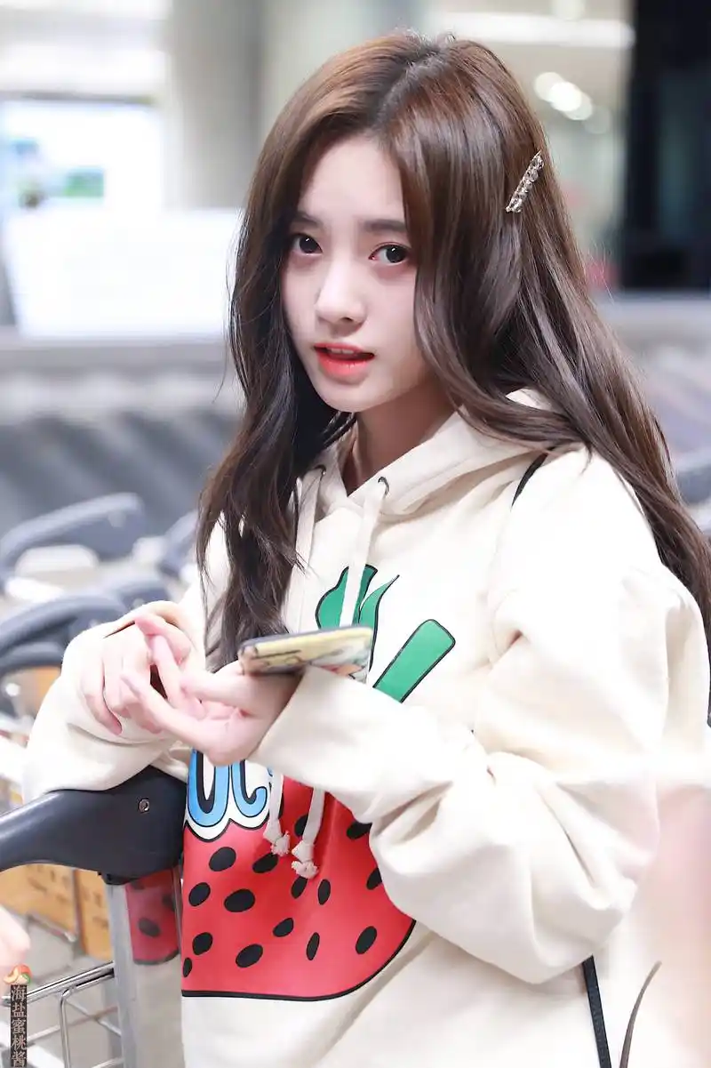 鞠婧祎穿白色卫衣搭配白色百褶短裙现身机场,皮肤白皙面带微笑