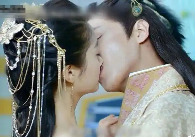 关晓彤"吻替"遭网友曝光,长得有点壮