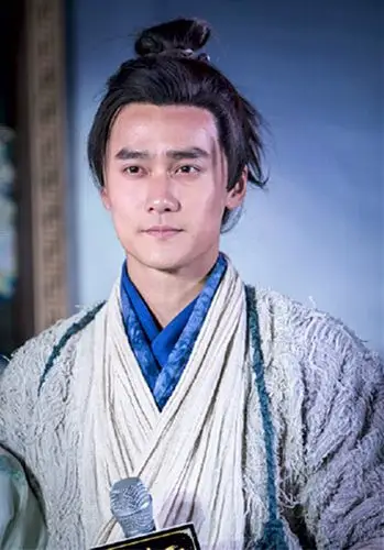 蒋劲夫《秦时明月》发布会展臂力 单手扛人过肩