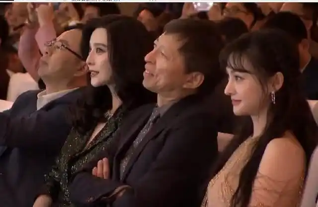 范冰冰出席时尚盛典坐在搜狐老总旁边与小10岁郑爽同框比美