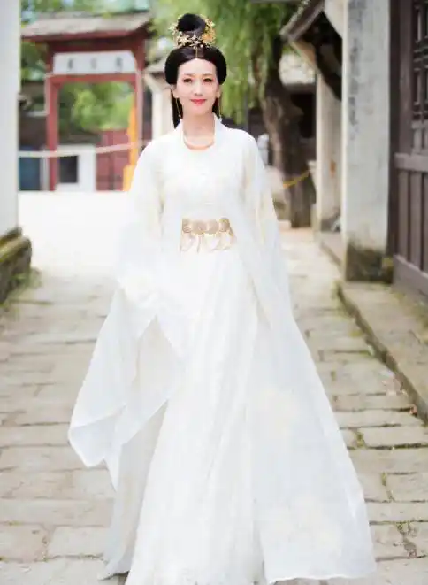 一身白衣圣洁大方,头上还有金色的精致头饰,全身造型贵气十足又仙气