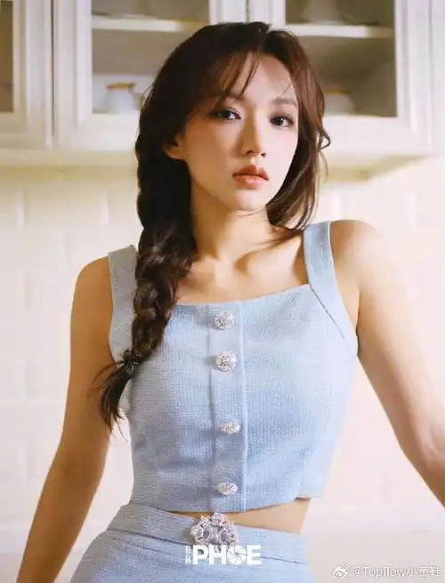 一直觉得程潇长得很像动漫里的大美女,这五官精致度只有小说和动漫里