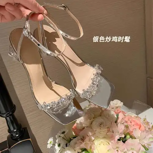 这应该就是所有女生都的梦中水晶凉鞋