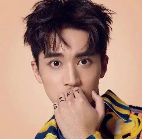 男生中分内扣心形刘海发型造型(2)