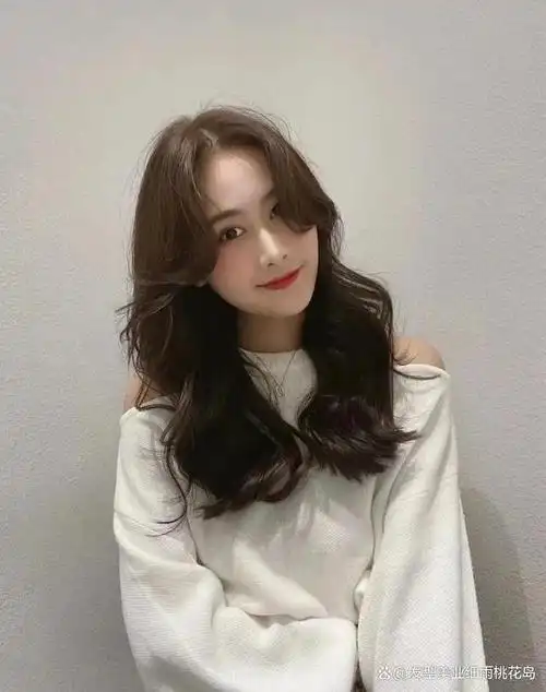 大波浪性感可爱女人味的中长发女神必备发型之一,这种卷度比较大的