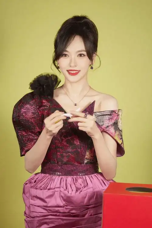 女星唐嫣写真集:甜美可爱,温婉大方