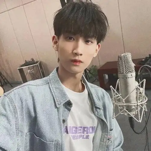 的95#陈泗旭顺rapper03-08回复生日快乐伍总,要像你哥哥陈玺达一样