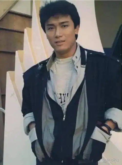 第三位:苗侨伟年轻的时候也是特别帅气,属于型男那种,演技精湛!