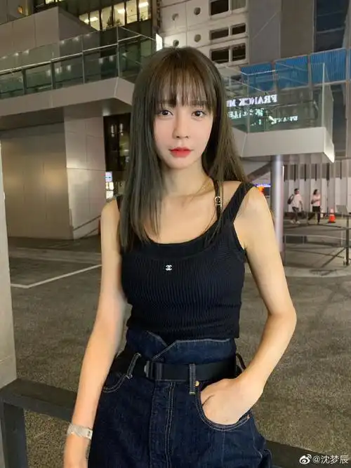 沈梦辰穿黑色吊带背心清凉出街