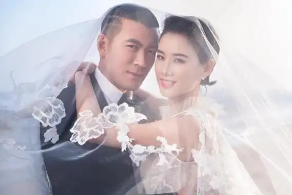 黄圣依杨子结婚10年拍纪念婚纱照海边相拥甜蜜温馨