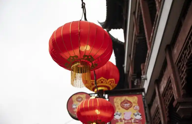 红色喜庆新年年货节灯笼对联背景图片中国风元宵花灯梅花灯笼红包png