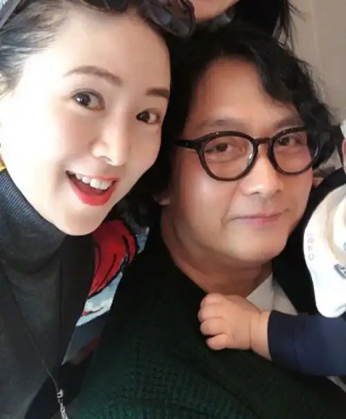 翁虹晒聚会照谢君豪身材发福认不出胡杏儿带三胎小儿子现身