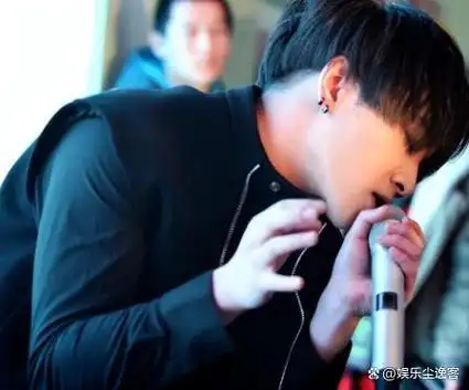 华晨宇女友放飞自我瘦到病态穿吊带胸口伤痕明显染黄发太个性