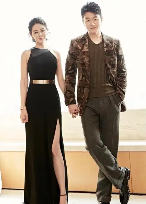 关悦难怪能收割佟大为穿黑色开高衩连衣裙秀身材生三娃后更瘦