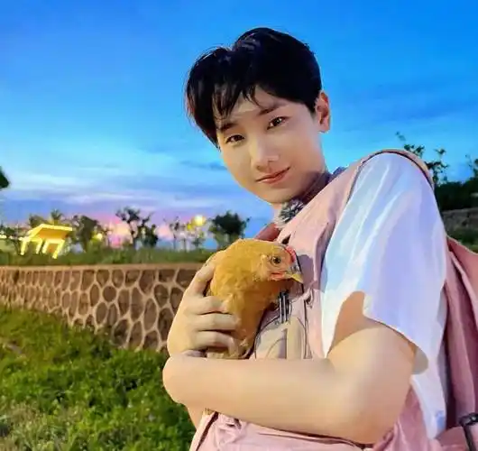 33岁汪苏泷恋情疑曝光,与素人女友聚餐回家,网友:该谈恋爱了