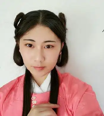 大爱古风时尚的少女,留着一头乌黑长发,眼看着和志同道合的朋友约好