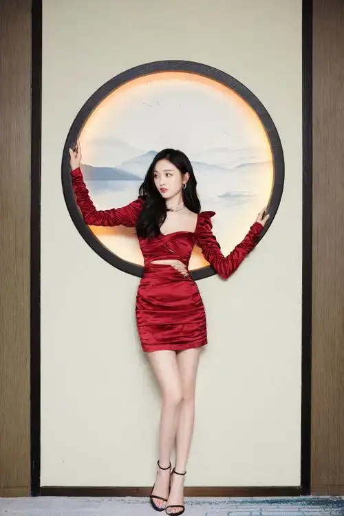 吴宣仪 一字带高跟凉鞋 造型合集