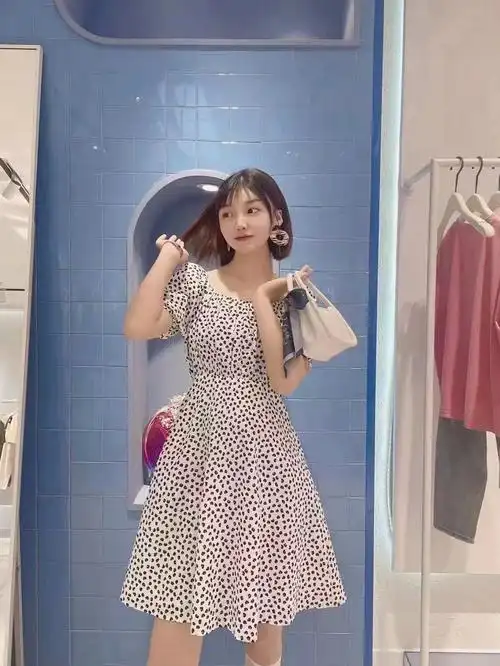 每日穿搭  白底黑点连衣裙 俏皮又减龄