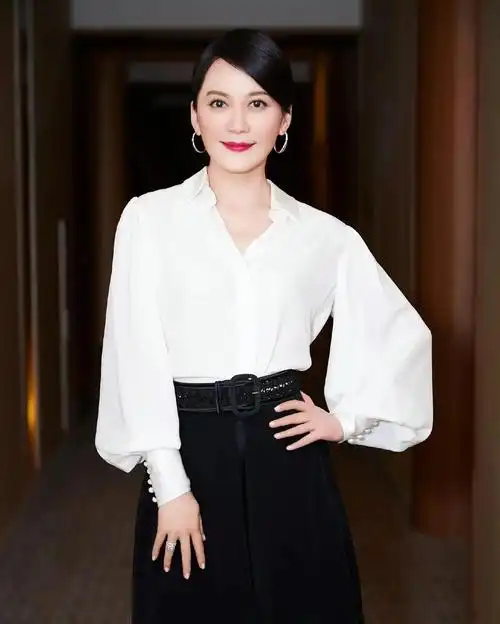 端庄优雅的俞飞鸿,惊艳迷人,温婉秀丽的写真照!__财经头条