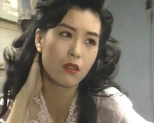 伍咏薇饰演的"颜如玉",性感风情,举手投足都充满了女人味.