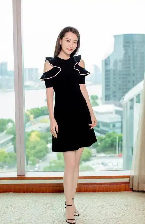 白冰165cm身材太惊艳,穿吊带亮片连体裤亮相,身材堪比超模_造型_时尚