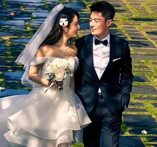 林心如和霍建华出街背爱马仕包包t恤牛仔裤这才是低调的奢华