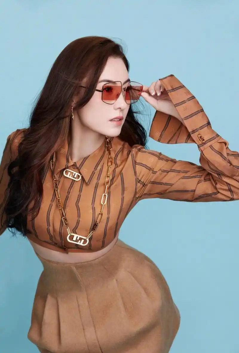 张柏芝曝光一组酷飒大片, 照片中,张柏芝身穿fendi2021秋冬女士系列