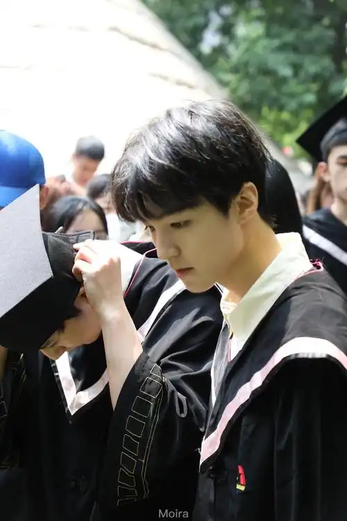 王俊凯拍毕业照穿学士服好可爱如愿做了学士帽扔得最高的那一个