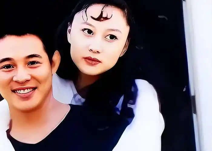 李连杰近照引热议,满脸老年斑脱发严重,利智也老了,难以认出_生活