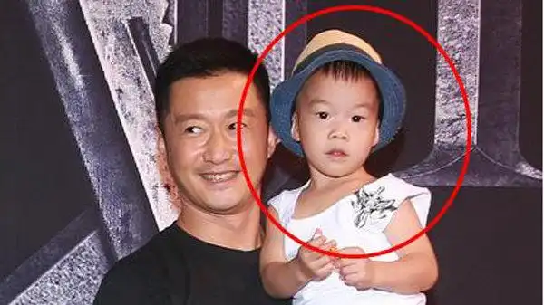 教师节,吴京老婆谢楠网上晒儿子吴所谓的"五官创作"画感恩老师