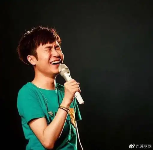 吴青峰不但是一位被唱歌耽误的段子手,还是一个行走的表情包,这笑得太