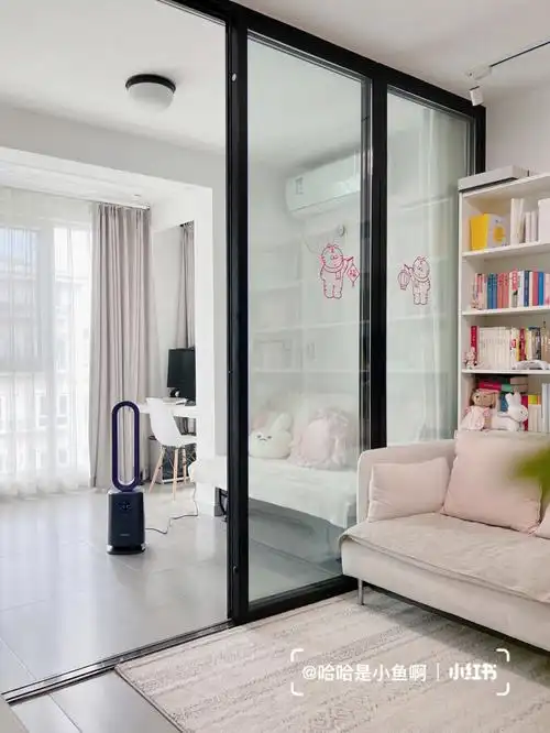 面积尚可,房间有限,于是我们在客厅加了个玻璃隔断,改成了两居室