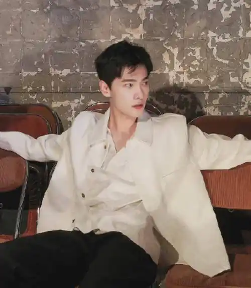 清秀短发,搭配金丝眼眶,是无数少女的理想型了