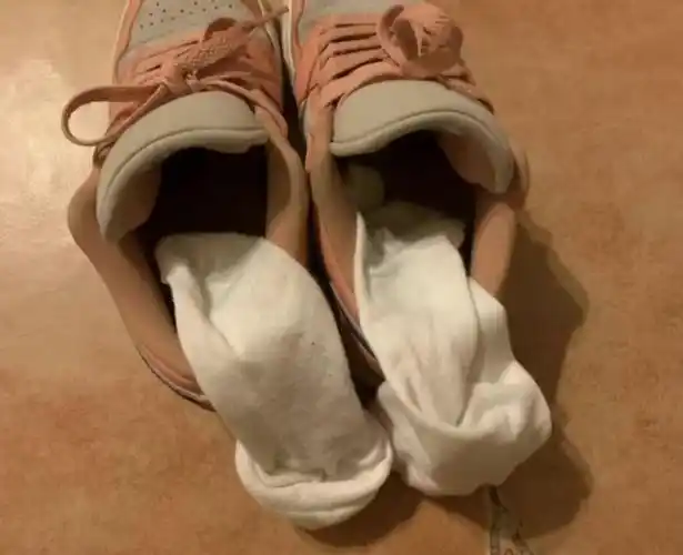 闷脚的酸臭气息扑面而来,有人愿意帮我洗臭酸袜子吗