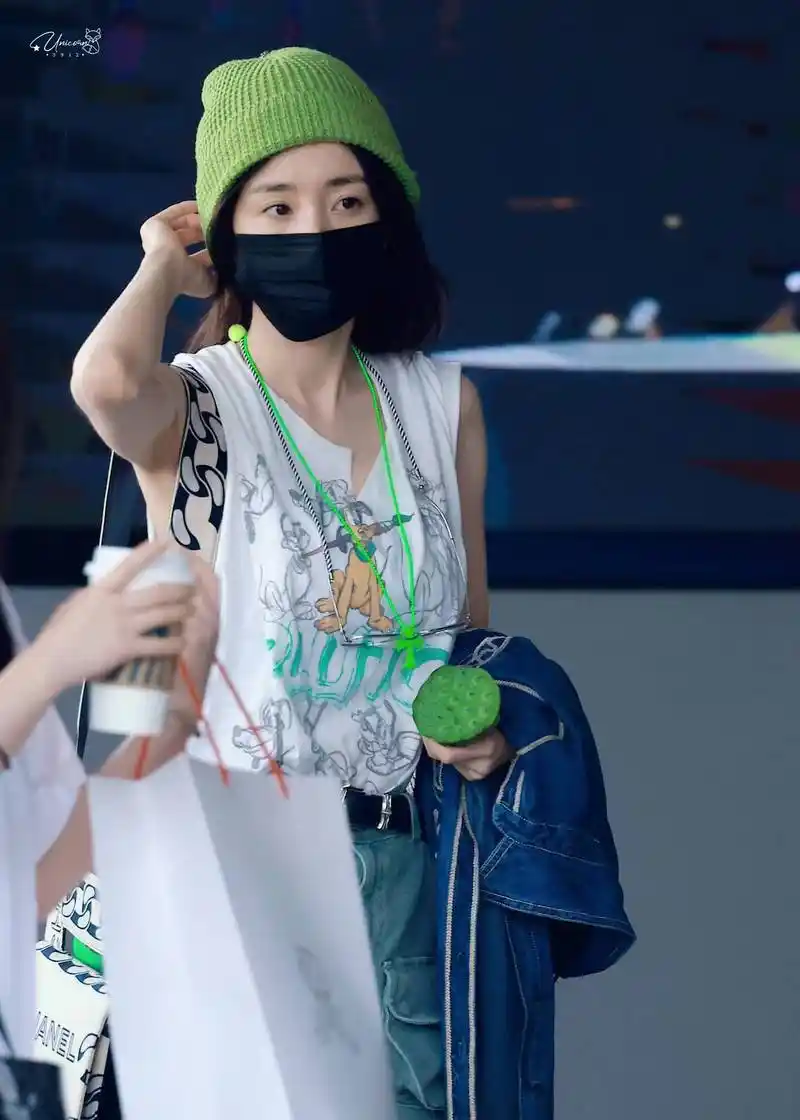 原创杨幂不愧是街拍的神!穿短袖戴绿帽子素颜惊艳机场,大长腿太辣了