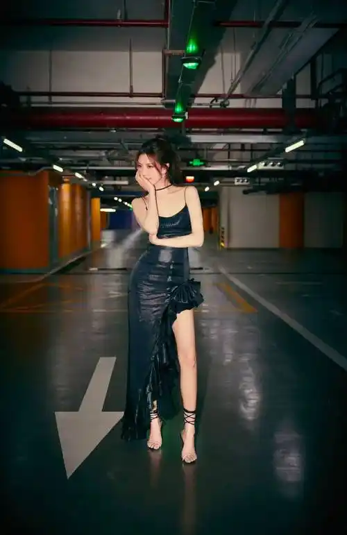 而换上黑色荷叶边连衣裙,在黑色choker和绑带高跟鞋的碰撞下,则在不羁